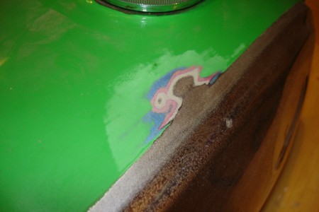 grau = Originalgrundierung, syringa = Originallack, blau = 1. Überlackierung, grün = 2. Überlackierung